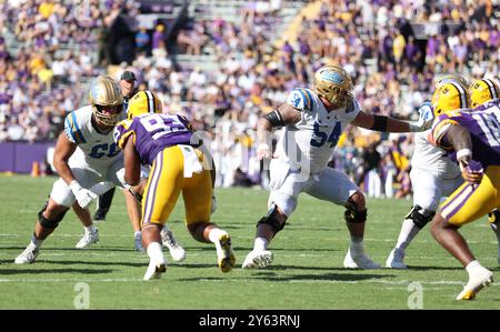 Baton Rouge, États-Unis. 21 septembre 2024. L'attaque des Bruins de l'UCLA s'engage avec la défense des Tigers de la LSU lors d'un match de football universitaire au Tiger Stadium le samedi 21 septembre 2024 à Baton Rouge, en Louisiane. (Photo de Peter G. Forest/Sipa USA) crédit : Sipa USA/Alamy Live News Banque D'Images