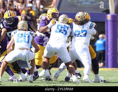 Baton Rouge, États-Unis. 21 septembre 2024. La défense des Bruins de l'UCLA s'engage dans l'attaque des Tigers de la LSU lors d'un match de football universitaire au Tiger Stadium le samedi 21 septembre 2024 à Baton Rouge, en Louisiane. (Photo de Peter G. Forest/Sipa USA) crédit : Sipa USA/Alamy Live News Banque D'Images