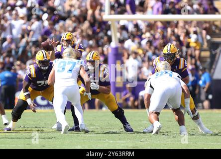 Baton Rouge, États-Unis. 21 septembre 2024. L'attaque des Tigers de la LSU s'engage avec la défense des Bruins de l'UCLA lors d'un match de football universitaire au Tiger Stadium le samedi 21 septembre 2024 à Baton Rouge, en Louisiane. (Photo de Peter G. Forest/Sipa USA) crédit : Sipa USA/Alamy Live News Banque D'Images