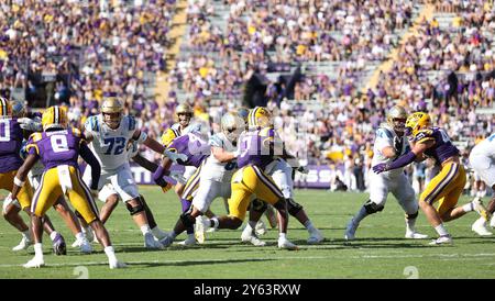 Baton Rouge, États-Unis. 21 septembre 2024. L'attaque des Bruins de l'UCLA s'engage avec la défense des Tigers de la LSU lors d'un match de football universitaire au Tiger Stadium le samedi 21 septembre 2024 à Baton Rouge, en Louisiane. (Photo de Peter G. Forest/Sipa USA) crédit : Sipa USA/Alamy Live News Banque D'Images