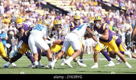 Baton Rouge, États-Unis. 21 septembre 2024. La défense des Bruins de l'UCLA s'engage dans l'attaque des Tigers de la LSU lors d'un match de football universitaire au Tiger Stadium le samedi 21 septembre 2024 à Baton Rouge, en Louisiane. (Photo de Peter G. Forest/Sipa USA) crédit : Sipa USA/Alamy Live News Banque D'Images