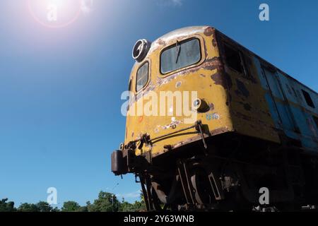 LAMPHUN, Thaïlande - 19 SEPTEMBRE 2024 : la vieille tête de la locomotive Davenport n° 516 au parc public de Lamphun. Banque D'Images