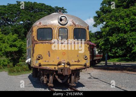LAMPHUN, Thaïlande - 19 SEPTEMBRE 2024 : la vieille tête de la locomotive Davenport n° 516 au parc public de Lamphun. Banque D'Images