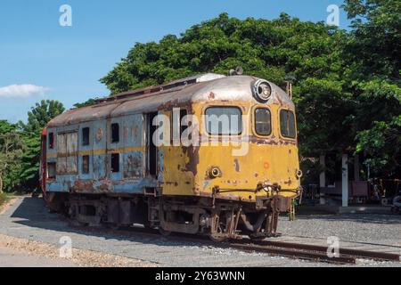 LAMPHUN, Thaïlande - 19 SEPTEMBRE 2024 : la vieille tête de la locomotive Davenport n° 516 au parc public de Lamphun. Banque D'Images