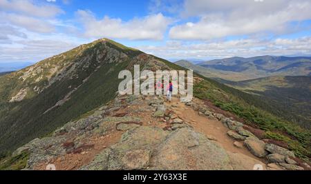 Randonneurs trekking le long de la crête de montagne Franconia traverse au Mont Lafayette avec un beau paysage en arrière-plan, New Hampshire, États-Unis Banque D'Images