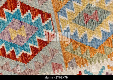 Tapis de laine coloré avec ornement géométrique. Arrière-plan de la photo macro Banque D'Images