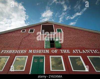 Musée des pêches de l'Atlantique, Lunenburg, Nouvelle-Écosse, Canada. Face à la baie du musée de trois étages ouvert en 1967 dans un bâtiment construit en 1876. Le bâtiment rouge vif sur le front de mer de Lunenburg était autrefois une usine de transformation du poisson. Banque D'Images