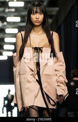 Milan, Italie. 21 septembre 2024. Un mannequin marche sur la piste du défilé Aniye Records pendant le Milan Womenswear printemps/été 2025. (Crédit image : © Stefano Costantino/SOPA images via ZUMA Press Wire) USAGE ÉDITORIAL SEULEMENT! Non destiné à UN USAGE commercial ! Banque D'Images