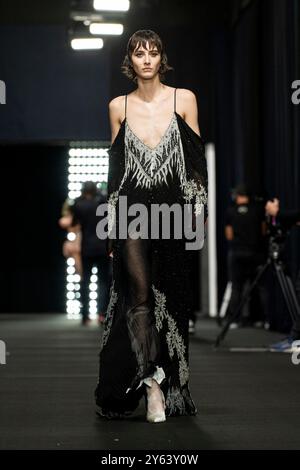 Milan, Italie. 21 septembre 2024. Un mannequin marche sur la piste du défilé Aniye Records pendant le Milan Womenswear printemps/été 2025. Crédit : SOPA images Limited/Alamy Live News Banque D'Images