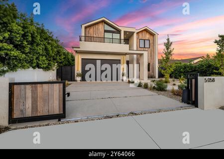 Une belle photo d'une maison avec un design urbain contre le ciel crépusculaire scénique au coucher du soleil à Los Angeles, Californie, USA Banque D'Images