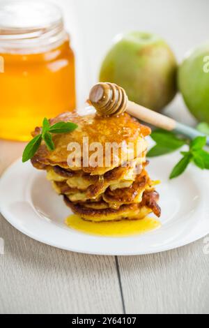 crêpes frites aux pommes et au miel. Banque D'Images