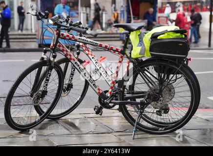 Vélos utilisés par l'équipe de police de la ville de Londres près du poste de police de Bishopsgate à Londres. Les saisies policières de vélos électriques illégalement modifiés (e-bikes) ont grimpé en flèche au cours de l'année écoulée, en raison de préoccupations concernant leur vitesse et leur poids, qui représentent une menace mortelle pour les piétons, selon les chiffres de Freedom of information (foi) obtenus par l'agence de presse PA. Les forces à travers le Royaume-Uni ont confisqué 937 vélos électriques dans l'année jusqu'au 11 août. Date de la photo : jeudi 12 septembre 2024. Banque D'Images