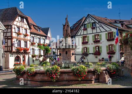 C'est l'une des principales places d'Eguisheim, en France, où est exposée une statue de Saint-Leone Banque D'Images