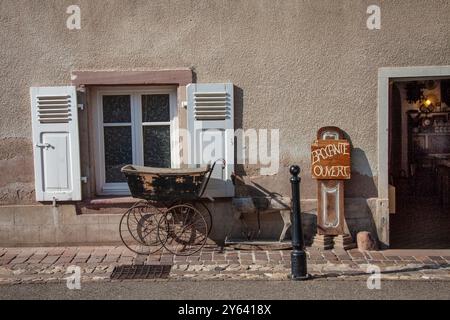 Un marché aux puces à Eguisheim, en France, est ouvert aux entreprises. Banque D'Images