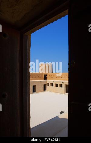 La cour du Fort Al Zubara (1938) sur la côte nord-ouest du Qatar Banque D'Images