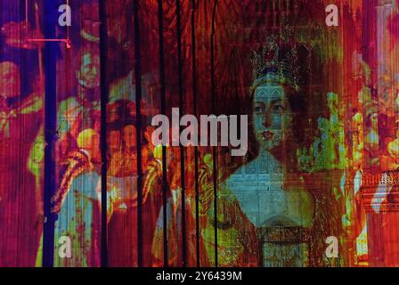 Une vue de la reine Victoria lors d'une avant-première du spectacle immersif de lumière et de son Crown and Coronation, à la cathédrale de Canterbury dans le Kent. Crown and Coronation entreprend une visite dans tout le Royaume-Uni des monuments et lieux célèbres jusqu'en décembre 2025. Le spectacle a été créé par Historic Royal Palaces en partenariat avec Luxmuralis, dans le cadre d’une collaboration artistique entre l’artiste Peter Walker et le compositeur David Harper. Date de la photo : lundi 23 septembre 2024. Banque D'Images