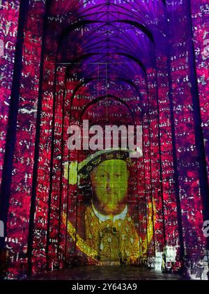 Une vue du roi Henri VIII lors d'une avant-première du spectacle immersif de lumière et de son Crown and Coronation, à la cathédrale de Canterbury dans le Kent. Crown and Coronation entreprend une visite dans tout le Royaume-Uni des monuments et lieux célèbres jusqu'en décembre 2025. Le spectacle a été créé par Historic Royal Palaces en partenariat avec Luxmuralis, dans le cadre d’une collaboration artistique entre l’artiste Peter Walker et le compositeur David Harper. Date de la photo : lundi 23 septembre 2024. Banque D'Images