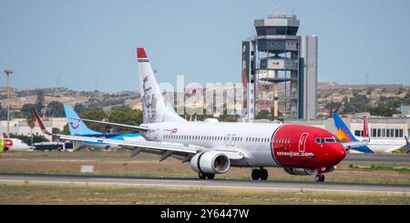 Boeing 737 de la compagnie aérienne Norwegian Air atterrissant à l'aéroport d'Alicante. Banque D'Images