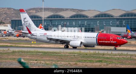 Boeing 737 de la compagnie aérienne Norwegian Air atterrissant à l'aéroport d'Alicante. Banque D'Images