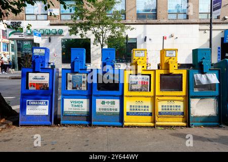 Boîtes à journaux colportant des journaux biaisés China Daily 中國日報, Vision Times 'Kanzhongguo' 看中國 et The Epoch Times 大紀元時報. Banque D'Images