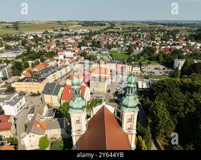 Otmuchow ville en été. Panorama d'Otmuchow à partir d'une mouche aérienne de drone. Vue aérienne par drone du château et de l'église à Otmochow une ville dans le comté de Nysa, Opole Voivo Banque D'Images