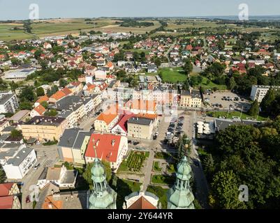 Otmuchow ville en été. Panorama d'Otmuchow à partir d'une mouche aérienne de drone. Vue aérienne par drone du château et de l'église à Otmochow une ville dans le comté de Nysa, Opole Voivo Banque D'Images