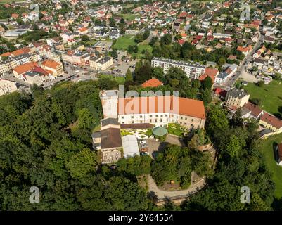 Otmuchow ville en été. Panorama d'Otmuchow à partir d'une mouche aérienne de drone. Vue aérienne par drone du château et de l'église à Otmochow une ville dans le comté de Nysa, Opole Voivo Banque D'Images