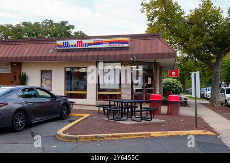 Windmill Hot Dogs, 22 Bridge Ave, Red Bank, New Jersey. devanture extérieure d'un restaurant de restauration rapide à hot-dogs et hamburgers. Banque D'Images