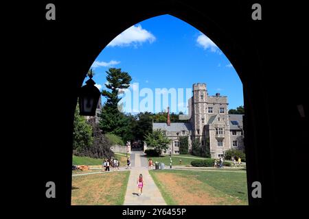 Campus de l'Université de Princeton de Kentaro Ikeda Arch au Lockhart Hall. Une femme en robe rose marche le long de McCosh Walk Banque D'Images