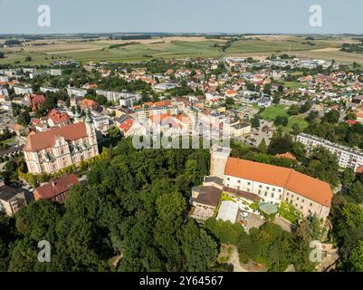 Otmuchow ville en été. Panorama d'Otmuchow à partir d'une mouche aérienne de drone. Vue aérienne par drone du château et de l'église à Otmochow une ville dans le comté de Nysa, Opole Voivo Banque D'Images