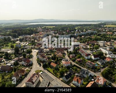 Otmuchow ville en été. Panorama d'Otmuchow à partir d'une mouche aérienne de drone. Vue aérienne par drone du château et de l'église à Otmochow une ville dans le comté de Nysa, Opole Voivo Banque D'Images