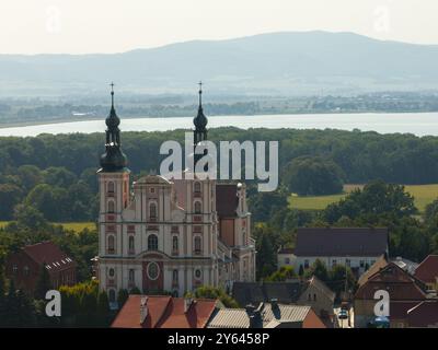 Otmuchow ville en été. Panorama d'Otmuchow à partir d'une mouche aérienne de drone. Vue aérienne par drone du château et de l'église à Otmochow une ville dans le comté de Nysa, Opole Voivo Banque D'Images