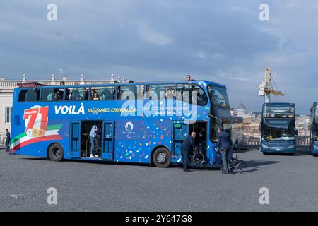 Rome, Italie. 23 septembre 2024. Le bus à toit ouvert avec les athlètes paralympiques italiens devant le palais du Quirinal à Rome (photo de Matteo Nardone/Pacific Press) crédit : Pacific Press Media production Corp./Alamy Live News Banque D'Images