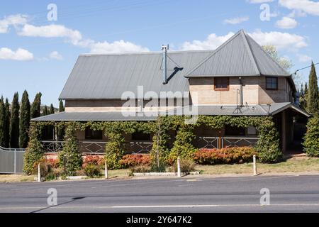 Photos générales de la rue principale de Braidwood, Wallace Street, montrant de charmantes vieilles boutiques, pubs et immeubles généraux. Une ville historique de mines d'or. Banque D'Images