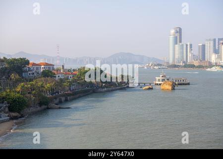 30 janvier 2022, Xiamen, Chine : bateau passant devant l'île de Gulangyu, espace de copie pour le texte Banque D'Images