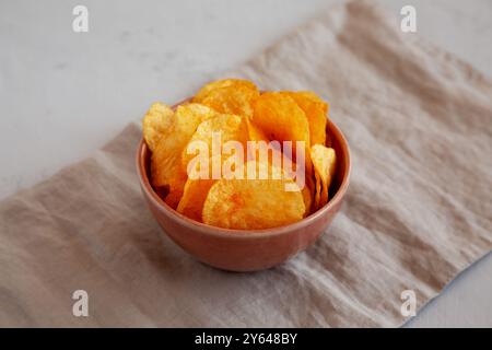 Croustilles au fromage aromatisées maison dans un bol, vue latérale. Banque D'Images