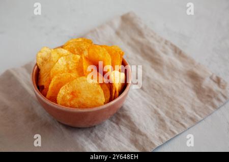 Croustilles au fromage aromatisées maison dans un bol, vue latérale. Banque D'Images