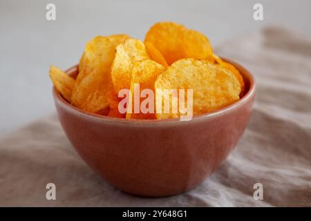 Chips de pommes de terre au fromage aromatisées maison dans un bol, vue en bas angle. Banque D'Images