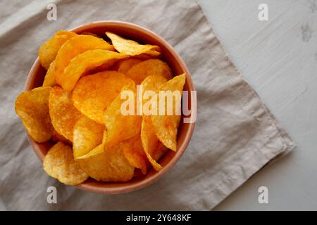 Croustilles au fromage aromatisées maison dans un bol, vue de dessus. Banque D'Images