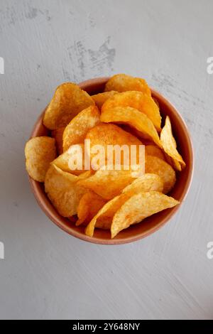 Croustilles au fromage aromatisées maison dans un bol, vue de dessus. Banque D'Images