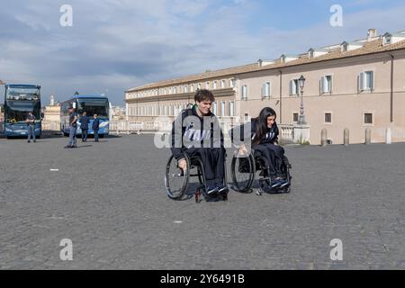 Rome, Italie. 23 septembre 2024. Quelques athlètes paralympiques italiens entrent au Palais du Quirinal à Rome pour la rencontre avec le Président de la République Sergio Mattarella (photo de Matteo Nardone/Pacific Press/Sipa USA) crédit : Sipa USA/Alamy Live News Banque D'Images