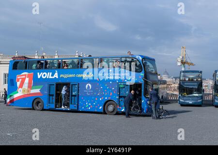 Rome, Italie. 23 septembre 2024. Le bus à toit ouvert avec les athlètes paralympiques italiens devant le palais du Quirinal à Rome (photo de Matteo Nardone/Pacific Press/Sipa USA) crédit : Sipa USA/Alamy Live News Banque D'Images