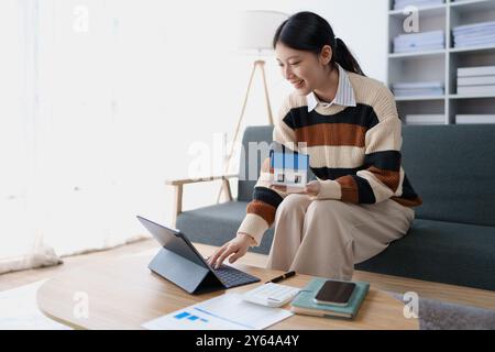 femme conçoit un plan d'épargne financière axé sur la garantie d'un prêt résidentiel, en gérant soigneusement son budget pour atteindre l'accession à la propriété et la fin à long terme Banque D'Images