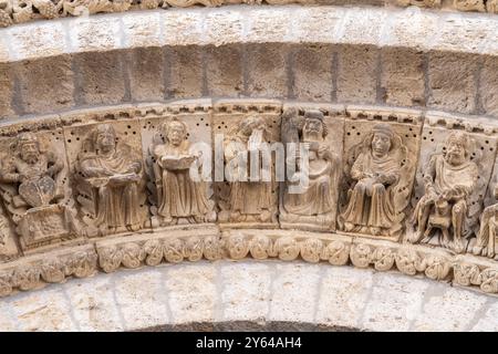 Arquivolta relief del la portada de la Iglesia de Santiago. Carrion de los Condes, Palencia, Espagne. Escultura romanica siglo XII Banque D'Images