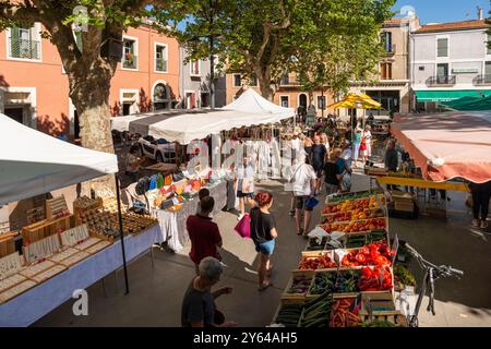 Dimanche marché traditionnel en plein air hebdomadaire, Mèze, Hérault, Occitanie, France, Europe Banque D'Images