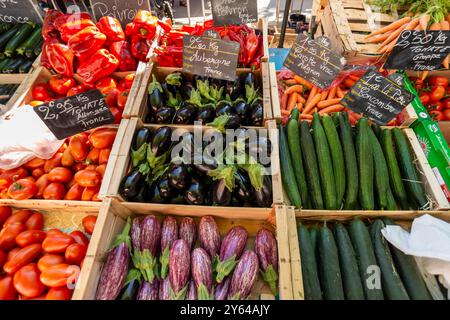 Dimanche marché traditionnel en plein air hebdomadaire, Mèze, Hérault, Occitanie, France, Europe Banque D'Images