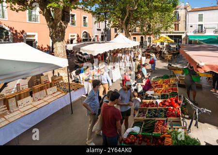 Dimanche marché traditionnel en plein air hebdomadaire, Mèze, Hérault, Occitanie, France, Europe Banque D'Images