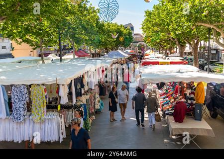 Dimanche marché traditionnel en plein air hebdomadaire, Mèze, Hérault, Occitanie, France, Europe Banque D'Images