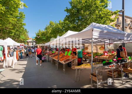 Dimanche marché traditionnel en plein air hebdomadaire, Mèze, Hérault, Occitanie, France, Europe Banque D'Images