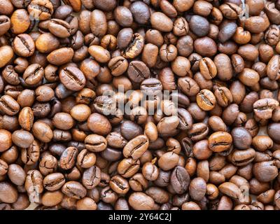 Vue de dessus des grains de café éparpillés. Arrière-plan Banque D'Images